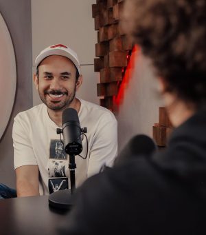 Gabriel Montiel Instagram - Ya es martes de NHLF y en esta ocasión @werevertumorro nos contó cómo desde niño soñó con ser futbolista o guionista, hasta conocer YouTube y comenzar a hacer videos por diversión. Lo que significó ser uno de los pioneros en YouTube y desgraciadamente sufrir una estafa por miles de pesos y saberse recuperar. Recibir una oferta de Telehit para hacer contenido para ellos y arriesgarse rechazándola para mejor hacer el contenido para él mismo. Y cómo decidió, después de todo esto, retomar su sueño de niño de convertirse en futbolista e irse a jugar a tercera división.

Disfruten de este nuevo episodio de @nohagaslofacil con @werevertumorro completamente gratis EN VIDEO solo por @spotifymexico 🎥🎙️

📸 @jerrybudar