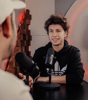 Gabriel Montiel Instagram - Ya es martes de NHLF y en esta ocasión @werevertumorro nos contó cómo desde niño soñó con ser futbolista o guionista, hasta conocer YouTube y comenzar a hacer videos por diversión. Lo que significó ser uno de los pioneros en YouTube y desgraciadamente sufrir una estafa por miles de pesos y saberse recuperar. Recibir una oferta de Telehit para hacer contenido para ellos y arriesgarse rechazándola para mejor hacer el contenido para él mismo. Y cómo decidió, después de todo esto, retomar su sueño de niño de convertirse en futbolista e irse a jugar a tercera división.

Disfruten de este nuevo episodio de @nohagaslofacil con @werevertumorro completamente gratis EN VIDEO solo por @spotifymexico 🎥🎙️

📸 @jerrybudar