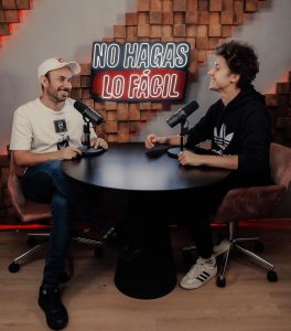 Gabriel Montiel Instagram - Ya es martes de NHLF y en esta ocasión @werevertumorro nos contó cómo desde niño soñó con ser futbolista o guionista, hasta conocer YouTube y comenzar a hacer videos por diversión. Lo que significó ser uno de los pioneros en YouTube y desgraciadamente sufrir una estafa por miles de pesos y saberse recuperar. Recibir una oferta de Telehit para hacer contenido para ellos y arriesgarse rechazándola para mejor hacer el contenido para él mismo. Y cómo decidió, después de todo esto, retomar su sueño de niño de convertirse en futbolista e irse a jugar a tercera división. Disfruten de este nuevo episodio de @nohagaslofacil con @werevertumorro completamente gratis EN VIDEO solo por @spotifymexico 🎥🎙️ 📸 @jerrybudar
