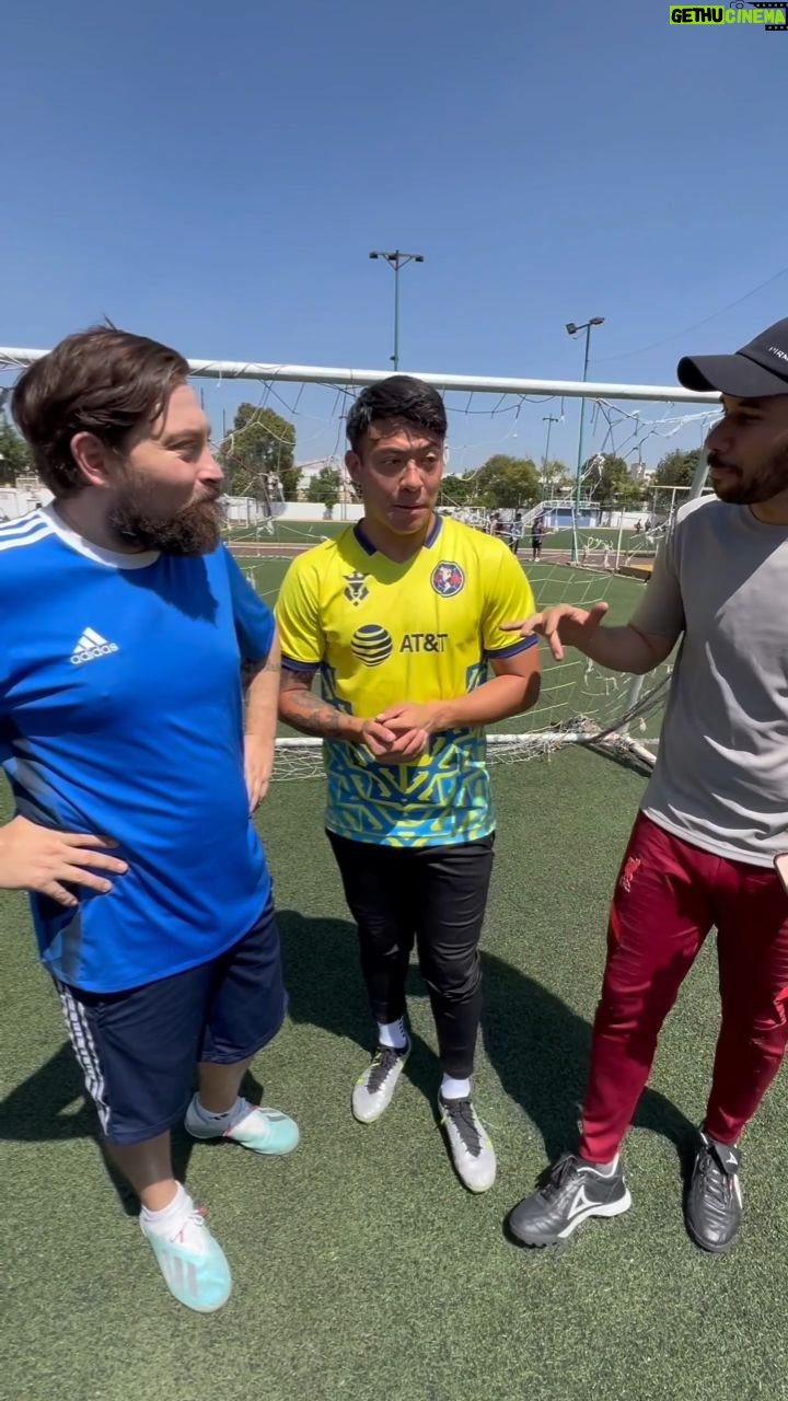 Gabriel Montiel Instagram - Reto sin manos con Yeye el talachero más caro de por mi casa! @wereverwero y yo lo retamos a ver que traía. @_soy.yeye.el.original #futbol #deportes #retos