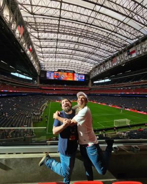 Gabriel Montiel Instagram - Hace 20 años lo conocí jugando fútbol, hace 16 años empezamos a subir videos a internet y hoy estamos subiendo videos de ⚽ FÚTBOL A INTERNET ⚽ @holahouston nos trajo a viajar juntos después de años y vimos 3 partidos en 3 dias... cuidado que se vienen cositas. 😎😎