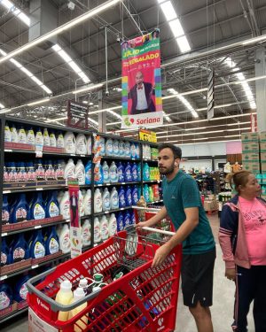 Gabriel Montiel Instagram - Increíble! Captan a Werever (exjugador de murciélagos) en soriana comprando por su propia cuenta. Respect, humildad, honor, Alegria