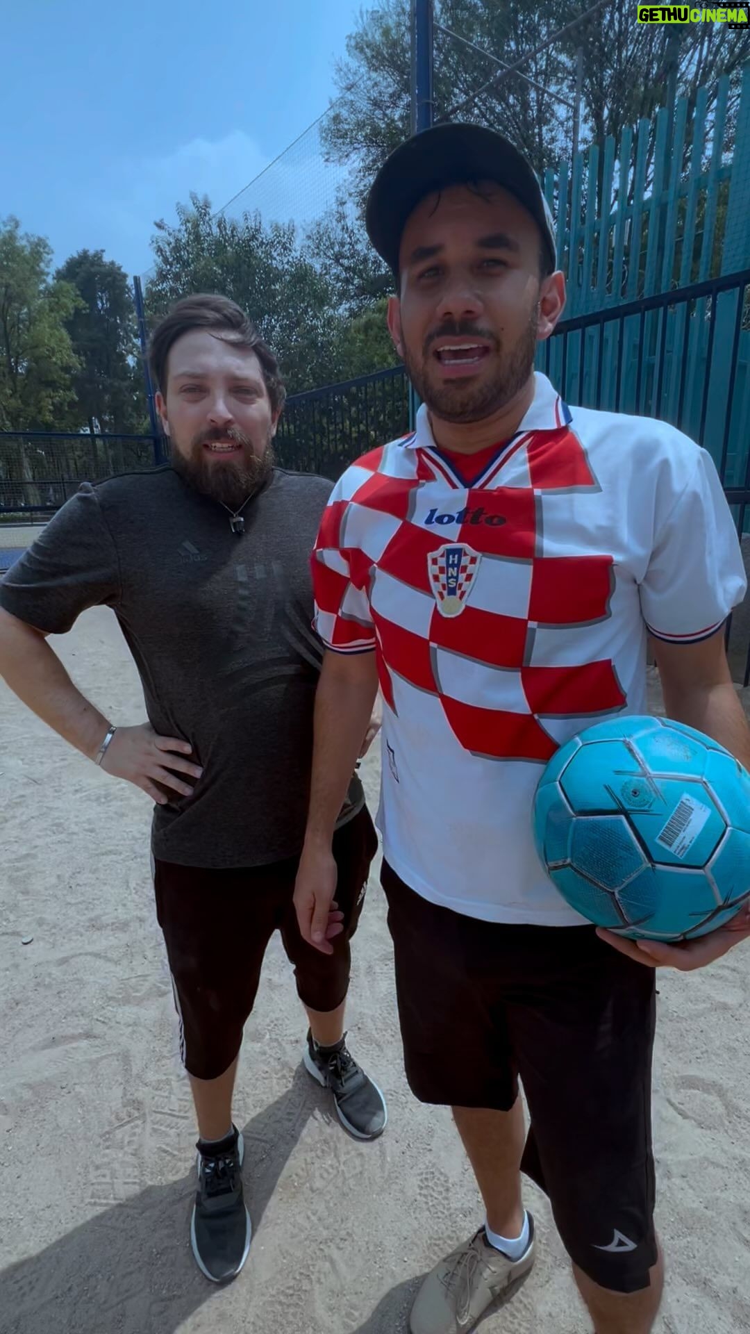 Gabriel Montiel Instagram - Otro reto más entre @werevertumorro y @wereverwero Dejen en comentarios quién es hijo de quien. #futbol #deportes #reto #challenge