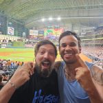 Gabriel Montiel Instagram - Hace 20 años lo conocí jugando fútbol, hace 16 años empezamos a subir videos a internet y hoy estamos subiendo videos de ⚽ FÚTBOL A INTERNET ⚽ @holahouston nos trajo a viajar juntos después de años y vimos 3 partidos en 3 dias... cuidado que se vienen cositas. 😎😎 Houston, Texas