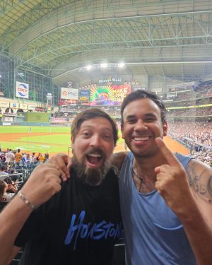Gabriel Montiel Instagram - Hace 20 años lo conocí jugando fútbol, hace 16 años empezamos a subir videos a internet y hoy estamos subiendo videos de ⚽ FÚTBOL A INTERNET ⚽ @holahouston nos trajo a viajar juntos después de años y vimos 3 partidos en 3 dias... cuidado que se vienen cositas. 😎😎
