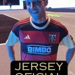Gabriel Montiel Instagram - ¡El sueño se volvió realidad! 🖤 ❤️ 💛 Con mucho cariño para todos ustedes, les presentamos el Jersey Oficial del Peluche Caligari. Para aquellos que nos siguen desde hace 12 años, esto es por y para ustedes. ¡ESTA ES NUESTRA PIEL! #vamospeluchecaligari #kingsleagueamericas