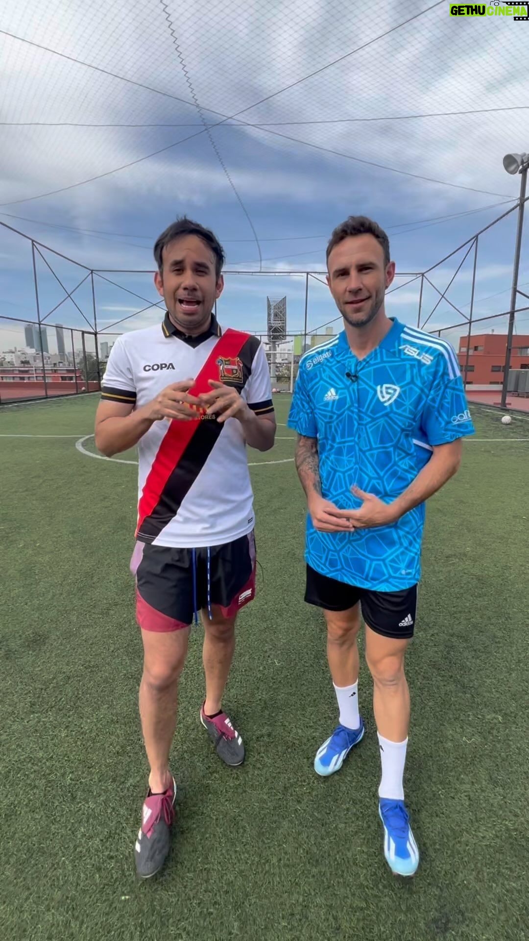 Gabriel Montiel Instagram - Un reto surge entre @werevertumorro y @miguel_layun ¿a quién le van? #futbol #deporte #reto Mexico City, Mexico