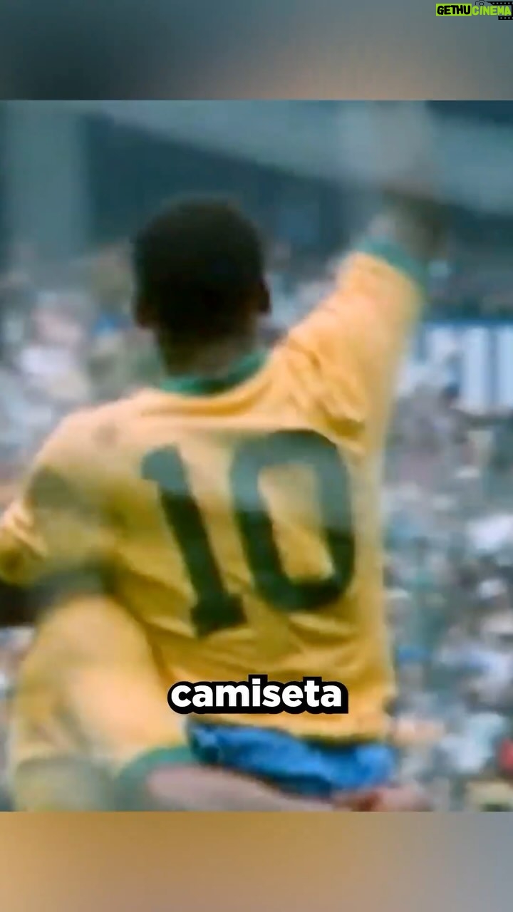 Gabriel Montiel Instagram - ¿Cuánto vale una camiseta firmada por el rey Pelé? #futbol #deportes #pele Mexico City, Mexico