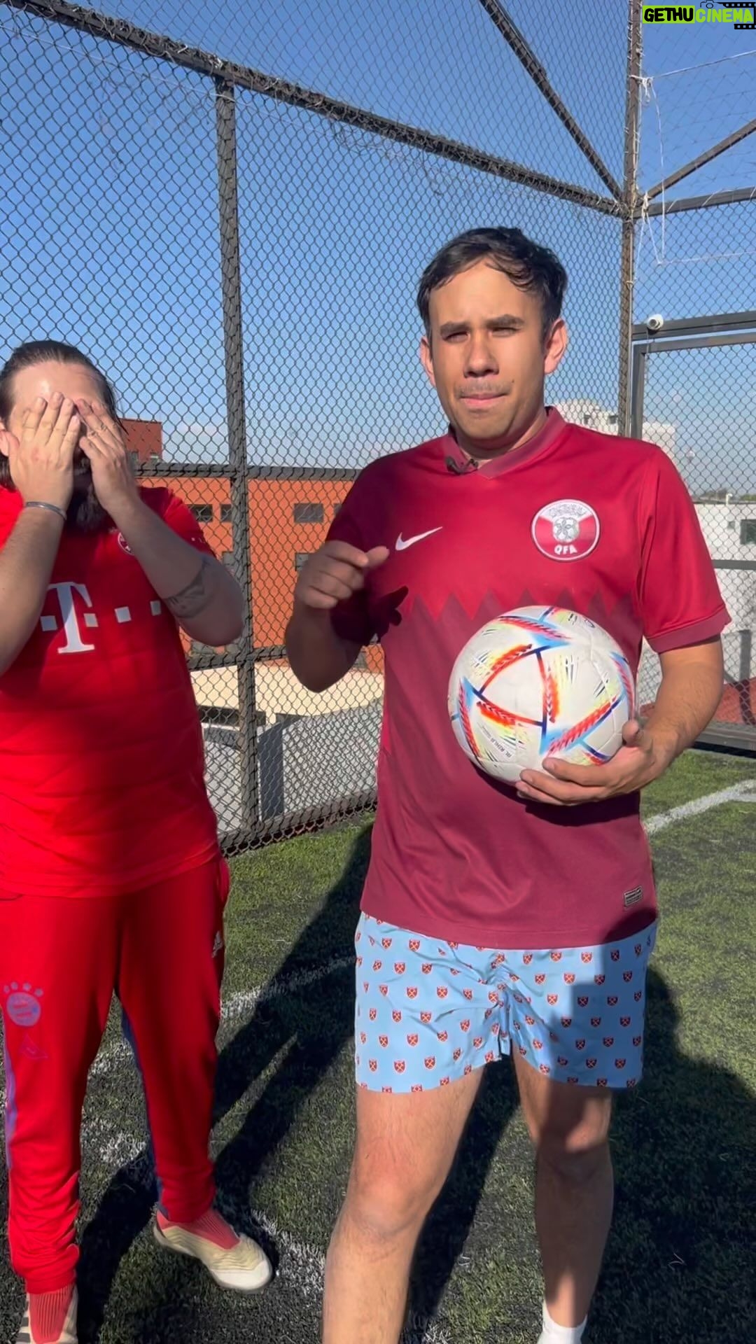 Gabriel Montiel Instagram - ¿Quién es el verdadero crack entre Gabo y Wero? Pues en este episodio estamos más cerca de averiguarlo #futbol #deportes #reto Mexico City, Mexico