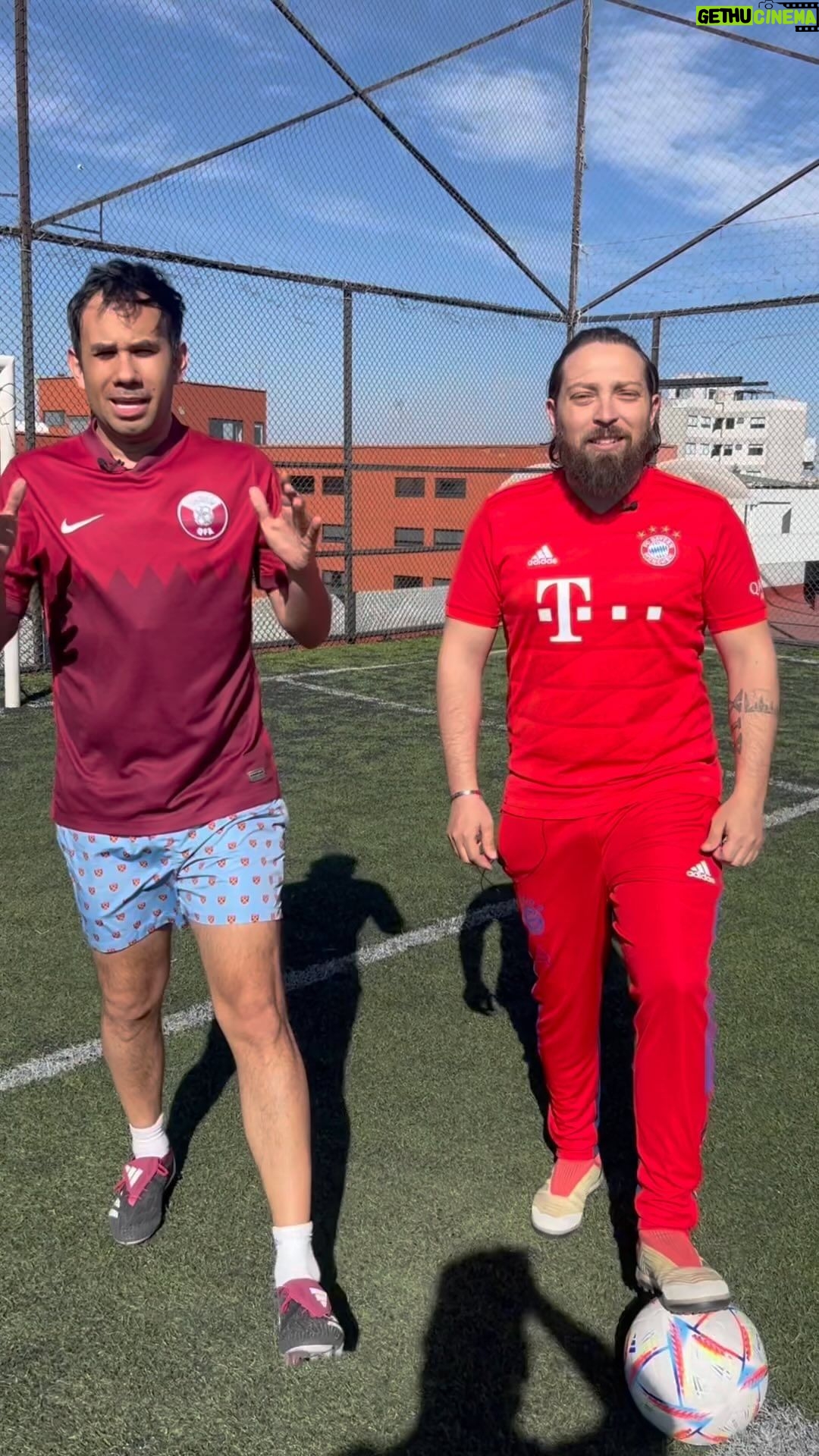 Gabriel Montiel Instagram - Un reto de penales a ciegas entre @werevertumorro y @wereverwero #reto #futbol #deportes Mexico City, Mexico