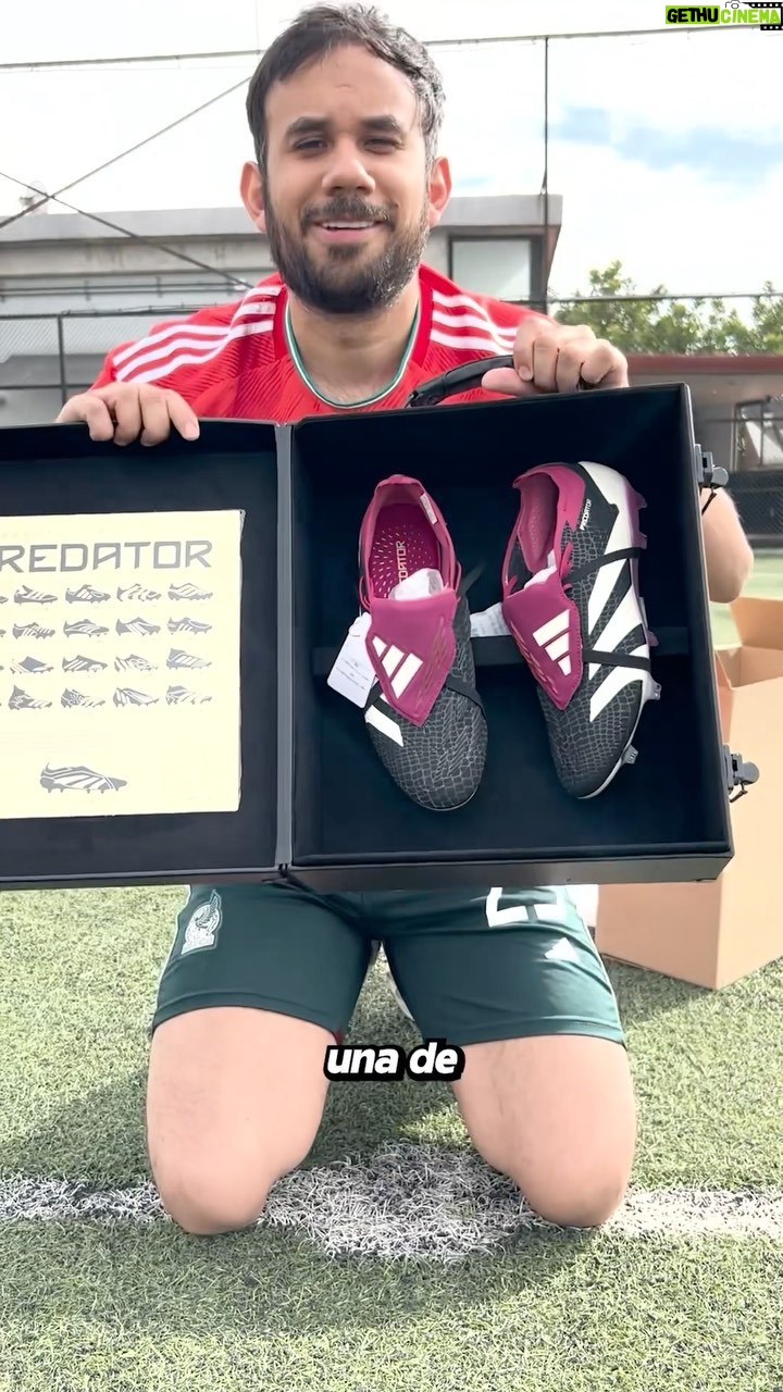Gabriel Montiel Instagram - 30 años de una de las siluetas más emblemáticas. Los Predator 30 de @adidasmx son una joya que pude conseguir en @culto.futbol Es de los mejores zapatos que he tenido y chequen este review #AficionadoDeCulto