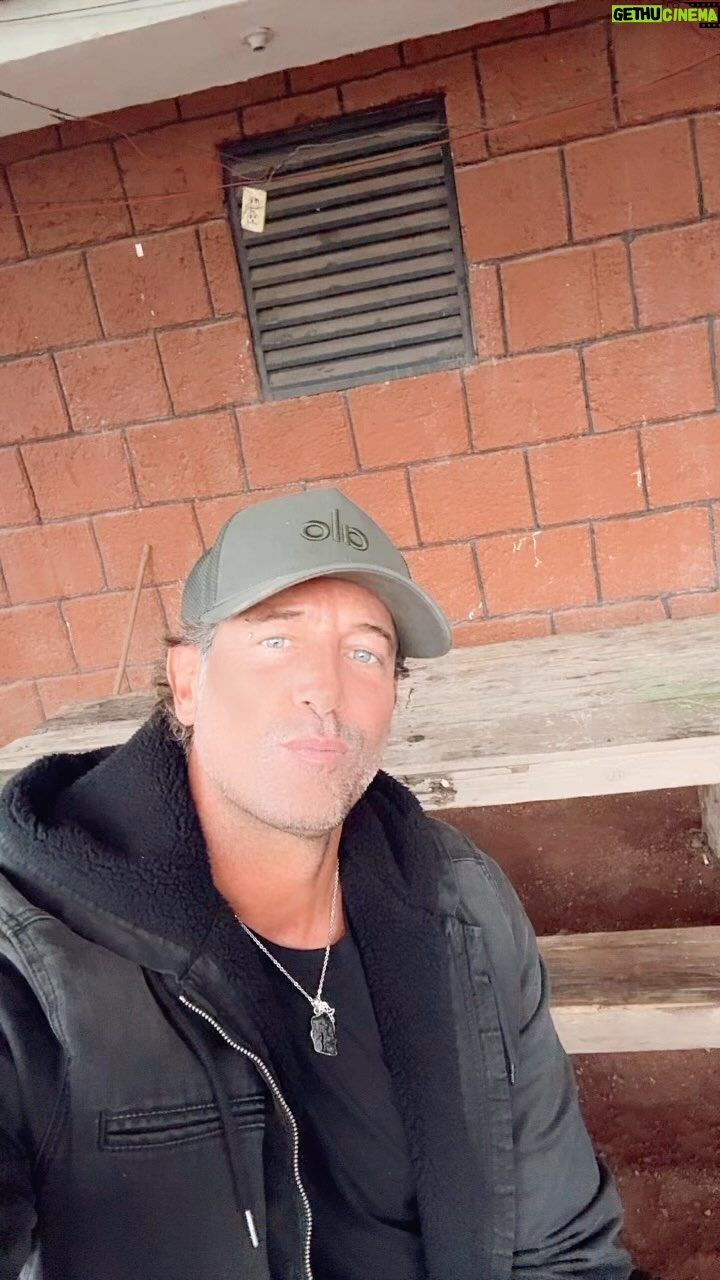 Gabriel Soto Instagram - Feliz y orgulloso de ver a mi chiquitina en su entrenamiento de fut ⚽️😀😍 #proudpapa #Miranda #mylittlebabygirl #soccer @zoewater