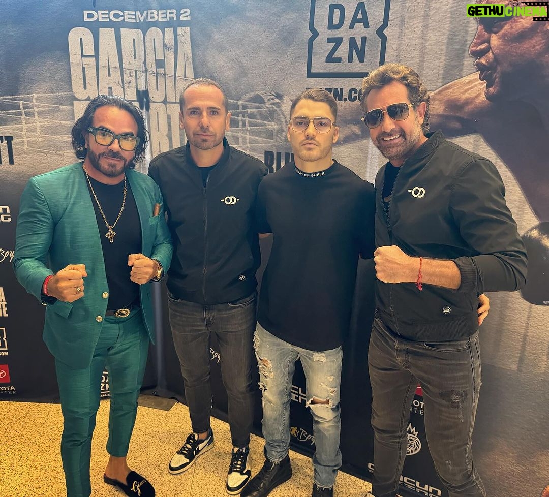 Gabriel Soto Instagram - The team 🥊🥊🥊🥊 @oscarduartej @memorochaa @pepegomez1 💪💪💪 @jmedinamex siempre es un gustazo verte se te quiere!!! Houston Toyota Center