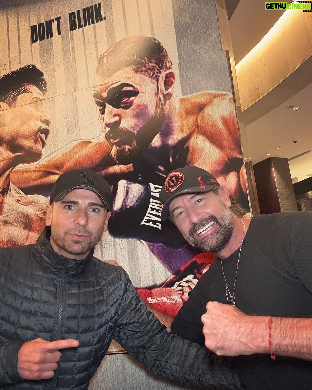 Gabriel Soto Instagram - Ya llegamos y empieza a subir la emoci贸n @oscarduartej 馃敐馃馃挭 @memorochaa @jmedinamex 馃Б馃憻: @kswiss @kswissmexico S谩bado 2 de Diciembre Toyota Center Houston, Texas
