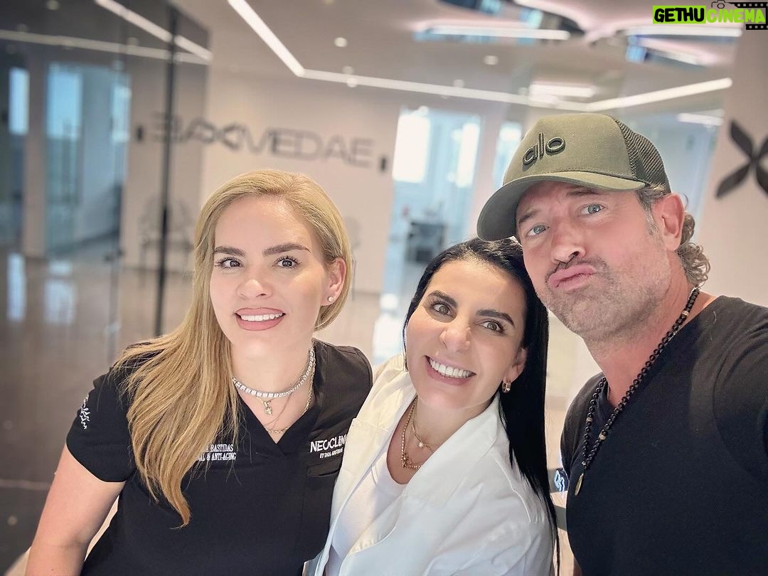 Gabriel Soto Instagram - Con estas dos FREGONAS!!!! @dra.marimarguerra @draesmeraldabastidas 🙌🏻🔝 MEDAE @medae_ for life!!!! 😀😎💪. Las quiero y admiro mucho mis Docs 😘 #celulasmadre Medae life science