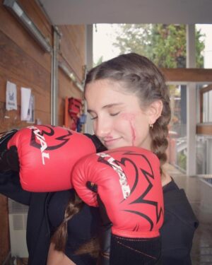 Gabriel Soto Instagram - Ya se que ya pasó Halloween pero no podía dejar de enseñarles el disfraz que escogió mi hija #Elissa para ese día ☺️🥊 🎃😀. Creo que algo influyó que ha crecido viendo box toda su vida jejejejjejeej #box #boxer #muchrespect #mybabygirl #proudestdad ❤️
