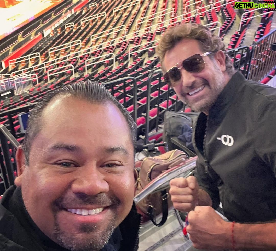 Gabriel Soto Instagram - The team 🥊🥊🥊🥊 @oscarduartej @memorochaa @pepegomez1 💪💪💪 @jmedinamex siempre es un gustazo verte se te quiere!!! Houston Toyota Center