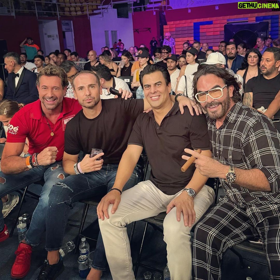 Gabriel Soto Instagram - Gran regreso del boxeo a @televisa 🥊🔝. Felicidades por esta gran función @pepegomez1 @memorochaa @kuchleo 👏🏼👏🏼👏🏼. Estamos de regreso!!!! #boxtelevisa @general_cuellar_ @fundacionntlt Cancún, Quintana Roo