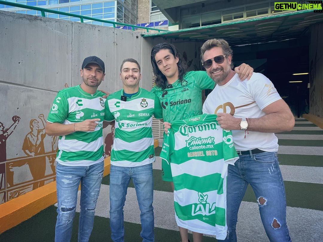 Gabriel Soto Instagram - Un gustazo conocer al portero @carlos_al1 del @clubsantos tambiรฉn un gustazo @dantelizalde Gracias por todas tus atenciones y el apoyo a @oscarduartej ๐๐ผ๐๐ผ๐๐ผ @memorochaa Torreon, Mexico