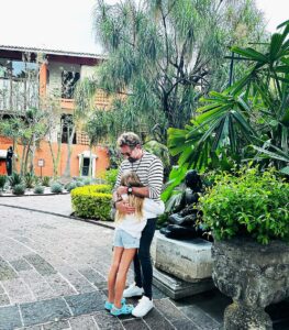 Gabriel Soto Instagram - Daddy’s little girl 💗 #Miranda @lasquintas.hotel 😘🙏🏼😃 👟 : @kswiss @kswissmexico Hostería Las Quintas Hotel Restaurante Spa
