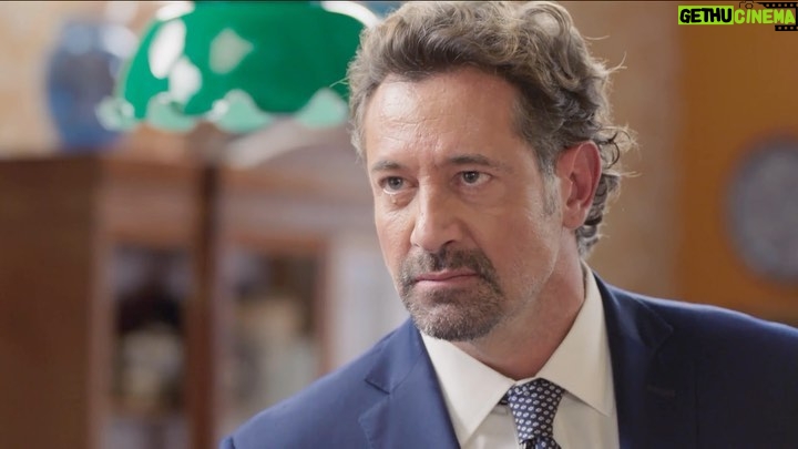 Gabriel Soto Instagram - Leandro intenta convencer a Julieta de irse con él, pero Manuela interviene. Leandro no dejará las cosas así. ¿Qué crees que hará? #VencerLaCulpa