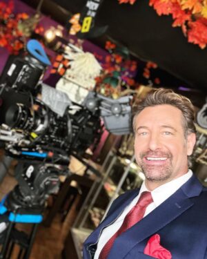 Gabriel Soto Instagram - Agradecido y bendecido 🙏🏼💫😘 #work #trabajo #undiamas #soblessed @televisa @univision @rosyocampooficial @vencermx