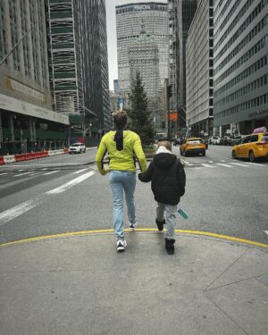 Gabriel Soto Instagram - Walking NYC 😎🎄
#mybabygirl 
@kswiss @kswissmexico 👟🔝