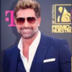 Gabriel Soto Instagram - @premiolonuestro 🏆🏆🏆 #styledbybompani @enricobompani Hair: @carlosemiliopics Accessories: @jacobandco @danyfrst 🔝 Miami, Florida