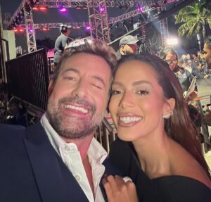 Gabriel Soto Instagram - Después de 3 años por fin se me hizo mi foto con @anitta 😃😘😉
@premiolonuestro @televisaunivision 💫💫💫