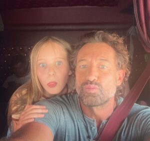 Gabriel Soto Instagram - Hoy ya el número de tu cumple tiene 2 cifras hija. Eres la niña más noble, alegre, carismática y tierna 😊😊😊. Te amo más de lo te puedas imaginar y al igual que tu hermana siempre estaré ahí contigo a tu lado para guiarte, protegerte, amarte y verte sonreír ❤️❤️❤️Feliz cumpleaños mi chiquitina hermosa 🎉🎉🎉🎉❤️❤️❤️❤️ #amosertupapa #mylittlebabygirl