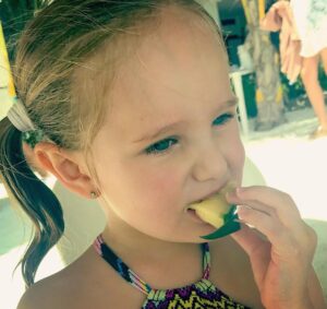 Gabriel Soto Instagram - Hoy ya el número de tu cumple tiene 2 cifras hija. Eres la niña más noble, alegre, carismática y tierna 😊😊😊. Te amo más de lo te puedas imaginar y al igual que tu hermana siempre estaré ahí contigo a tu lado para guiarte, protegerte, amarte y verte sonreír ❤️❤️❤️Feliz cumpleaños mi chiquitina hermosa 🎉🎉🎉🎉❤️❤️❤️❤️ #amosertupapa #mylittlebabygirl