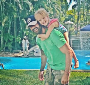 Gabriel Soto Instagram - Hoy ya el número de tu cumple tiene 2 cifras hija. Eres la niña más noble, alegre, carismática y tierna 😊😊😊. Te amo más de lo te puedas imaginar y al igual que tu hermana siempre estaré ahí contigo a tu lado para guiarte, protegerte, amarte y verte sonreír ❤️❤️❤️Feliz cumpleaños mi chiquitina hermosa 🎉🎉🎉🎉❤️❤️❤️❤️ #amosertupapa #mylittlebabygirl