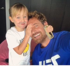 Gabriel Soto Instagram - Hoy ya el número de tu cumple tiene 2 cifras hija. Eres la niña más noble, alegre, carismática y tierna 😊😊😊. Te amo más de lo te puedas imaginar y al igual que tu hermana siempre estaré ahí contigo a tu lado para guiarte, protegerte, amarte y verte sonreír ❤️❤️❤️Feliz cumpleaños mi chiquitina hermosa 🎉🎉🎉🎉❤️❤️❤️❤️ #amosertupapa #mylittlebabygirl