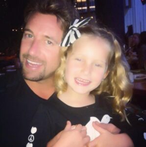 Gabriel Soto Instagram - Soy el papá más feliz y orgulloso del mundo. Hoy ya cumples 15 años hija mía. No hay palabras para decirte cuánto te amo y sabes que siempre estoy contigo para apoyarte, para amarte, para guiarte y para acompañarte. Te deseo siempre toda la felicidad y alegría del mundo mi amor y siempre, siempre estaré para ti. Te amo con todo mi corazón ❤️❤️❤️!!!Happy birthday girl 😃🎉😘🎉❤️