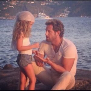Gabriel Soto Instagram - Soy el papá más feliz y orgulloso del mundo. Hoy ya cumples 15 años hija mía. No hay palabras para decirte cuánto te amo y sabes que siempre estoy contigo para apoyarte, para amarte, para guiarte y para acompañarte. Te deseo siempre toda la felicidad y alegría del mundo mi amor y siempre, siempre estaré para ti. Te amo con todo mi corazón ❤️❤️❤️!!!Happy birthday girl 😃🎉😘🎉❤️