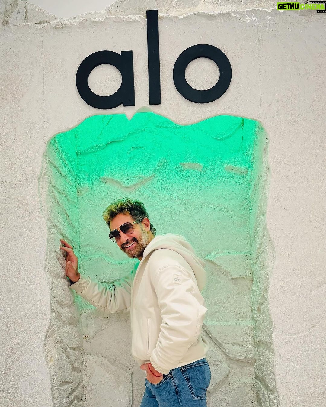 Gabriel Soto Instagram - Red,blue or green??? @alo @alomen 😎