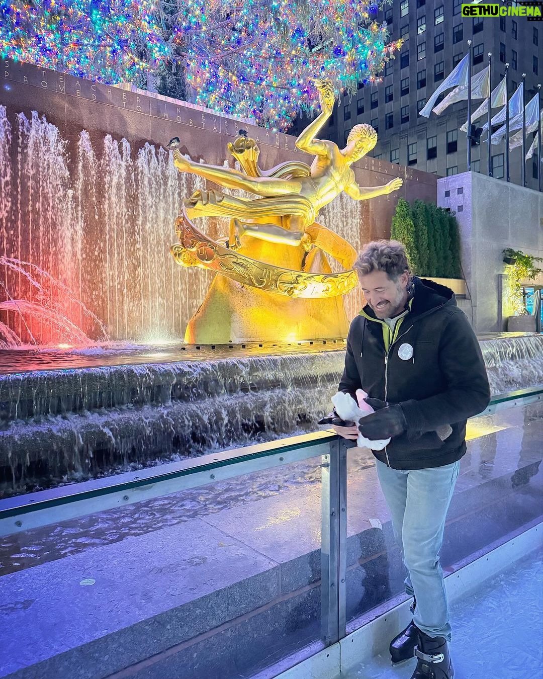 Gabriel Soto Instagram - Rockingโ around the Xmas tree ๐๐๐โ๏ธโธ๏ธ @rockefellercenter #nyc ๐ฝ Rockefeller Center New York