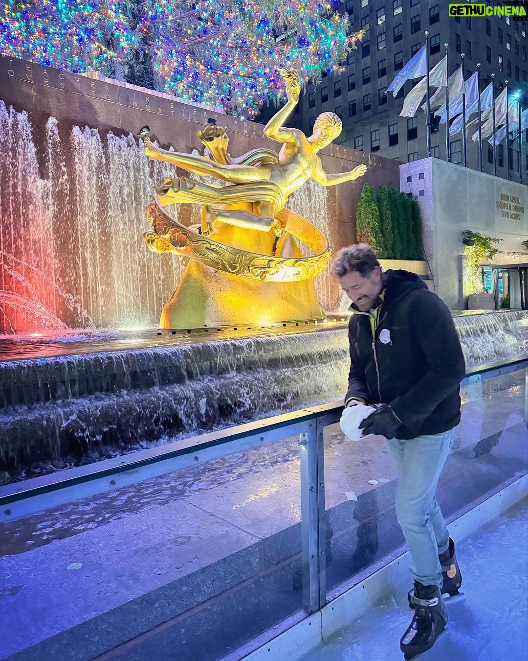 Gabriel Soto Instagram - Rockingโ around the Xmas tree ๐๐๐โ๏ธโธ๏ธ @rockefellercenter #nyc ๐ฝ Rockefeller Center New York