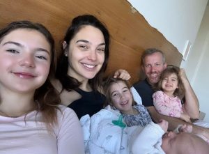 Gal Gadot Instagram - ♥️♥️♥️♥️♥️♥️

Repost from @jaronvarsano
•
Happy women’s day! ♥️ I’m a lucky man..