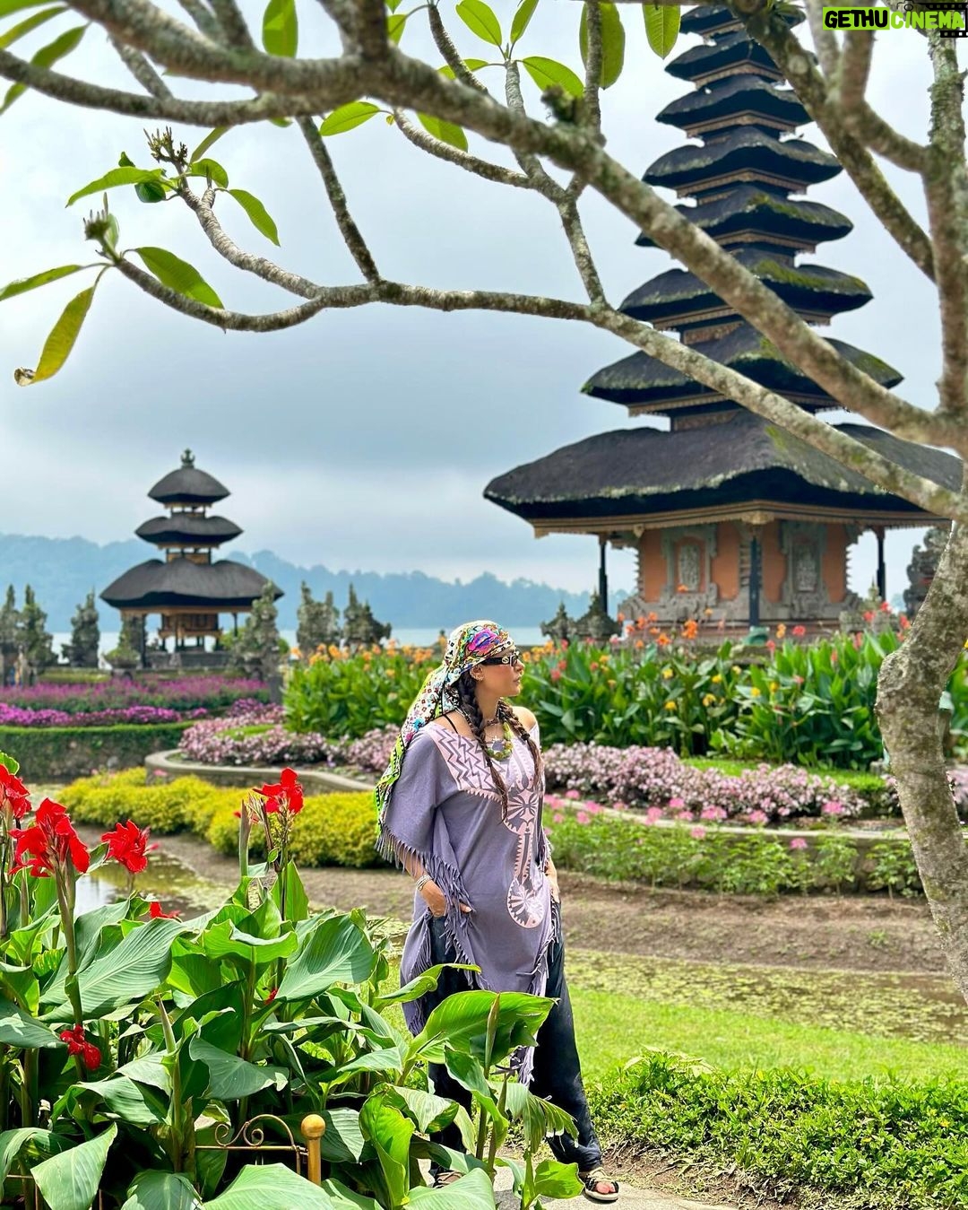 Galilea Montijo Instagram - #ulundanu ❤️ #bali #indonesia Ulundanu Temple Bali Island