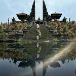 Galilea Montijo Instagram - Me quiero quedar en #Bali 🤦🏻‍♀️😍 #Indonesia #besakihmothertemple 3ra foto: Literal lloraba de emoción😊al sentir este lugar lleno de magia 😍 Besakih Mother Temple