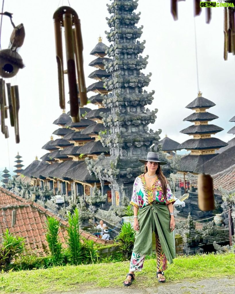 Galilea Montijo Instagram - Me quiero quedar en #Bali 🤦🏻‍♀️😍 #Indonesia #besakihmothertemple 3ra foto: Literal lloraba de emoción😊al sentir este lugar lleno de magia 😍 Besakih Mother Temple
