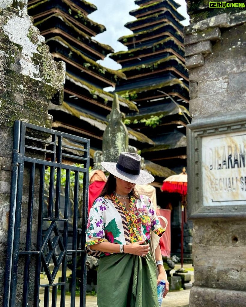 Galilea Montijo Instagram - Me quiero quedar en #Bali 🤦🏻‍♀️😍 #Indonesia #besakihmothertemple 3ra foto: Literal lloraba de emoción😊al sentir este lugar lleno de magia 😍 Besakih Mother Temple