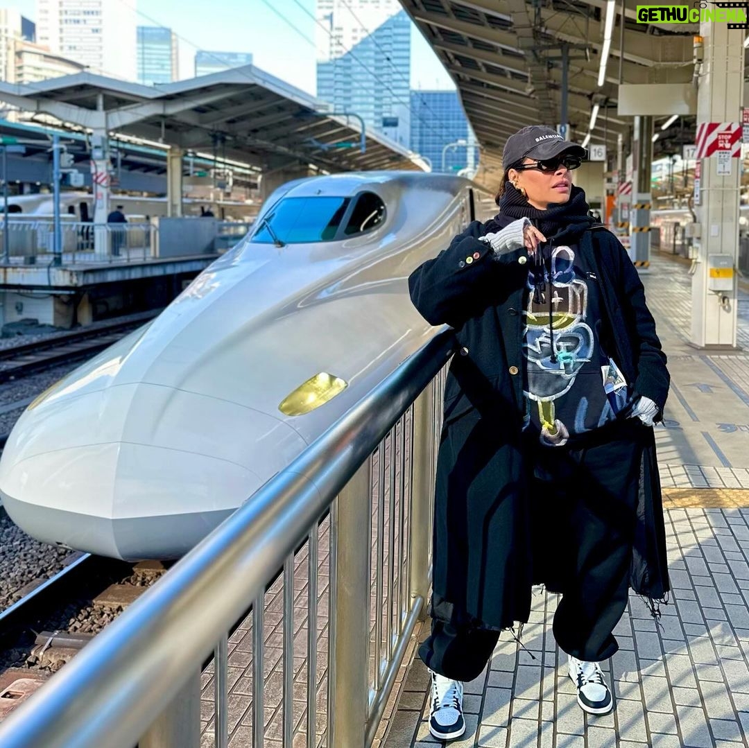 Galilea Montijo Instagram - Tren bala 🚅 #vamanasssss 😎 Tokyo Station