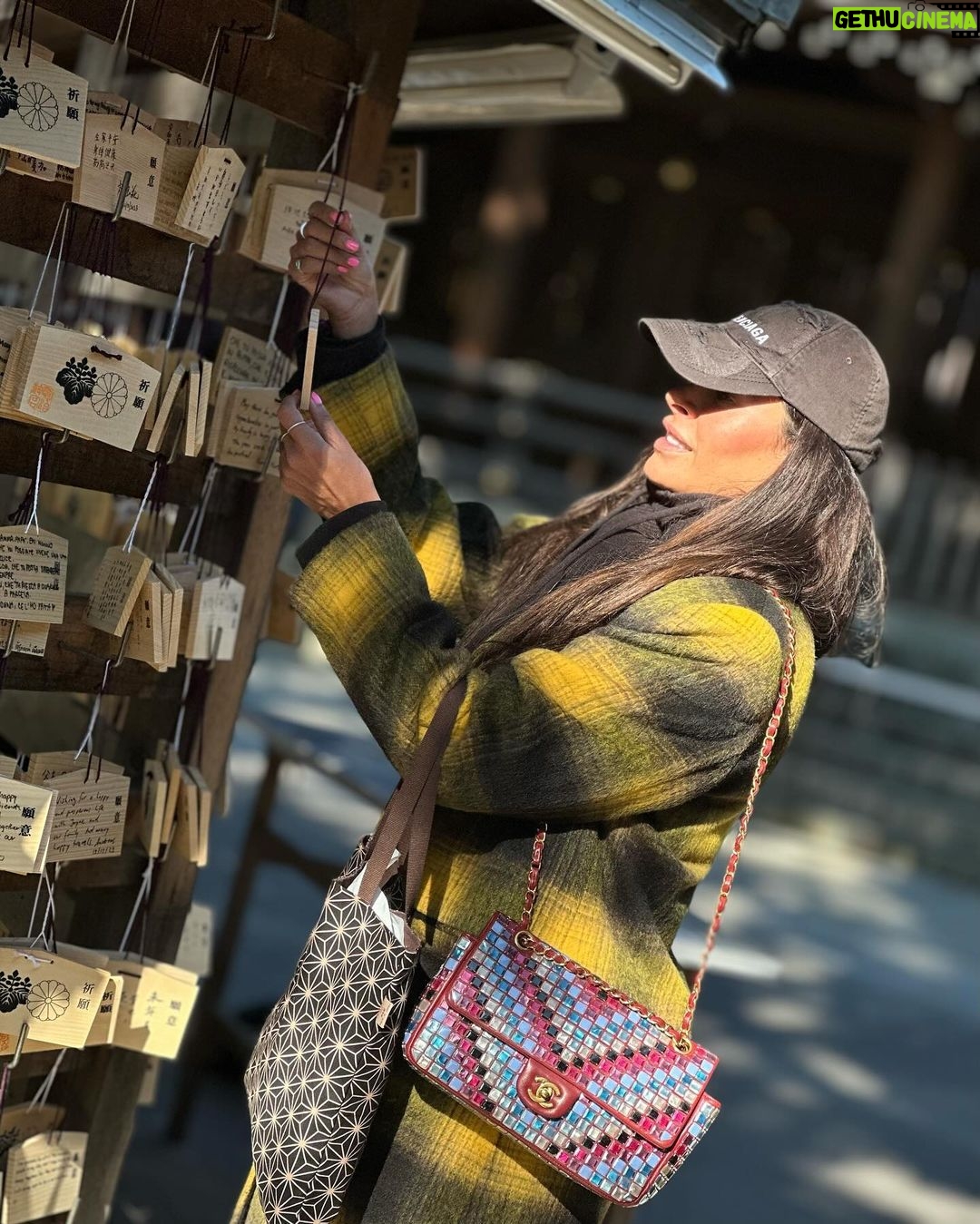 Galilea Montijo Instagram - Pidiendo deseos ππΌππΌππΌππΌππΌππΌππΌ #todosi π«Άπ» igual pa ustedes π«Άπ» Santuario Meiji