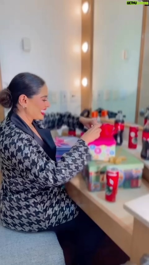 Galilea Montijo Instagram - En estas fechas agradezco cada momento compartido con cada uno de mis seres queridos, por eso como yo tu también comparte tu espíritu navideño con @cocacolamx #NavidadCocaCola23 #Publicidad