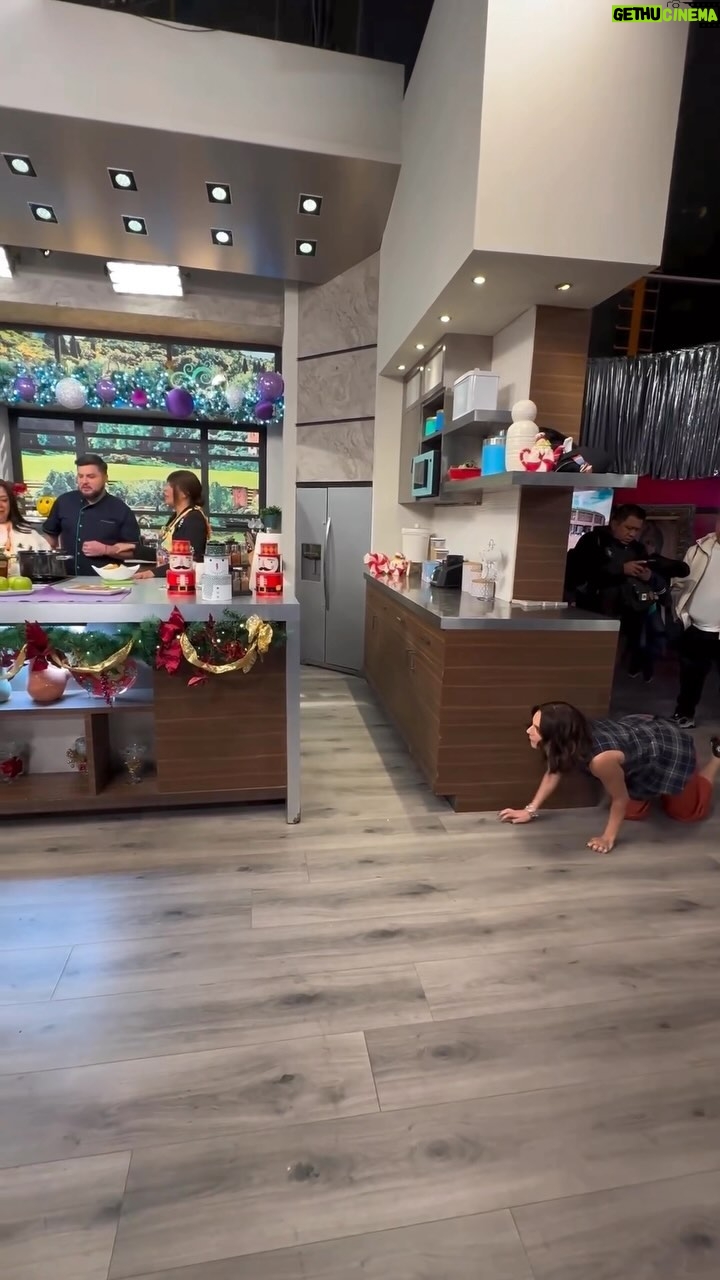 Galilea Montijo Instagram - 🤣🤣🤣🤣🤣 Te amo @taniarin 🤣🤣🤣🤣 ahora si lo logro🤦🏻♀️🤦🏻♀️ #whatajob 😁😁😁😁😁