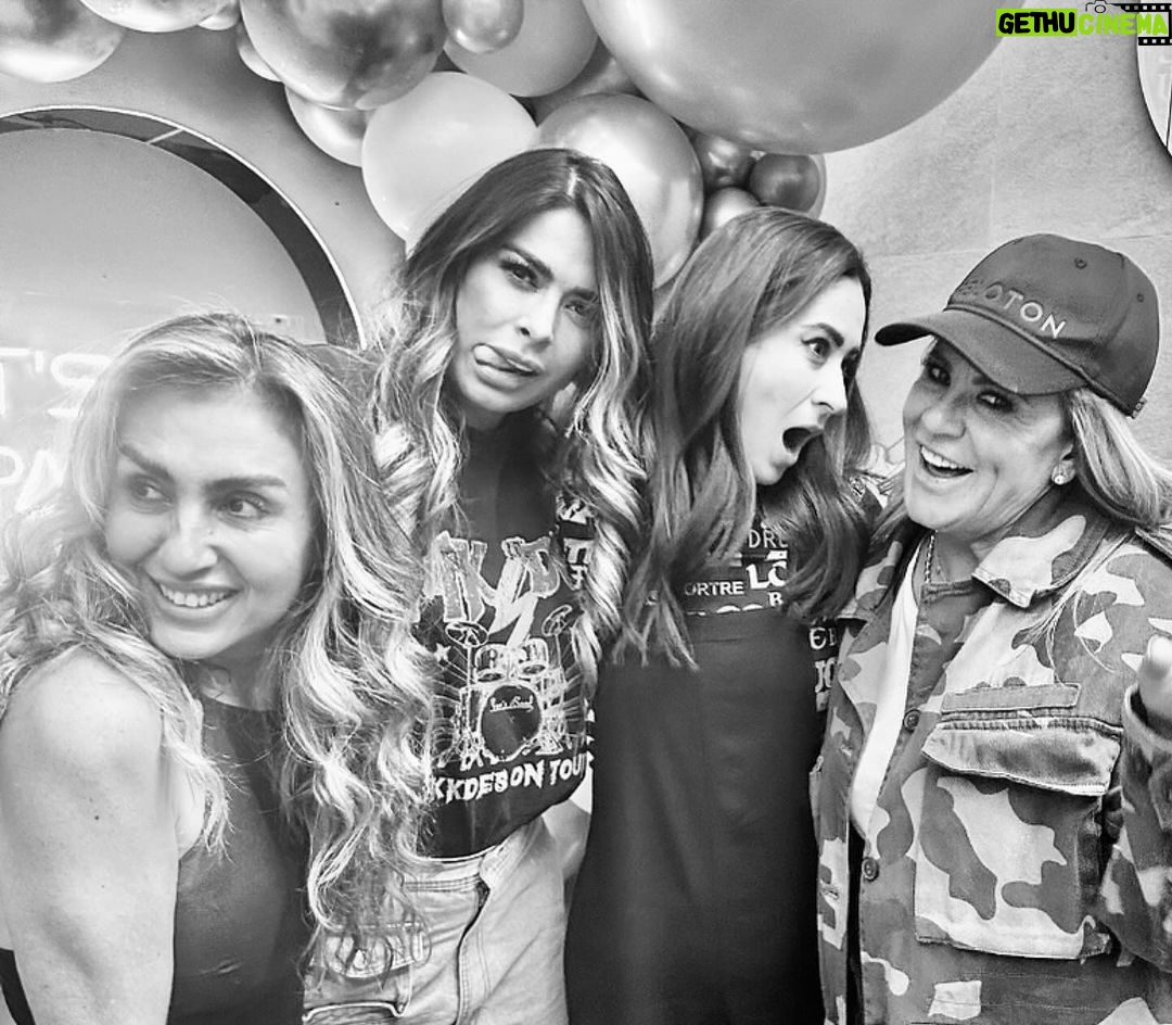 Galilea Montijo Instagram - Sempre juntasโฆ.. las amoโ
๐๐ช
////// Las amo mรกssssssssss ๐๐๐๐๐๐๐