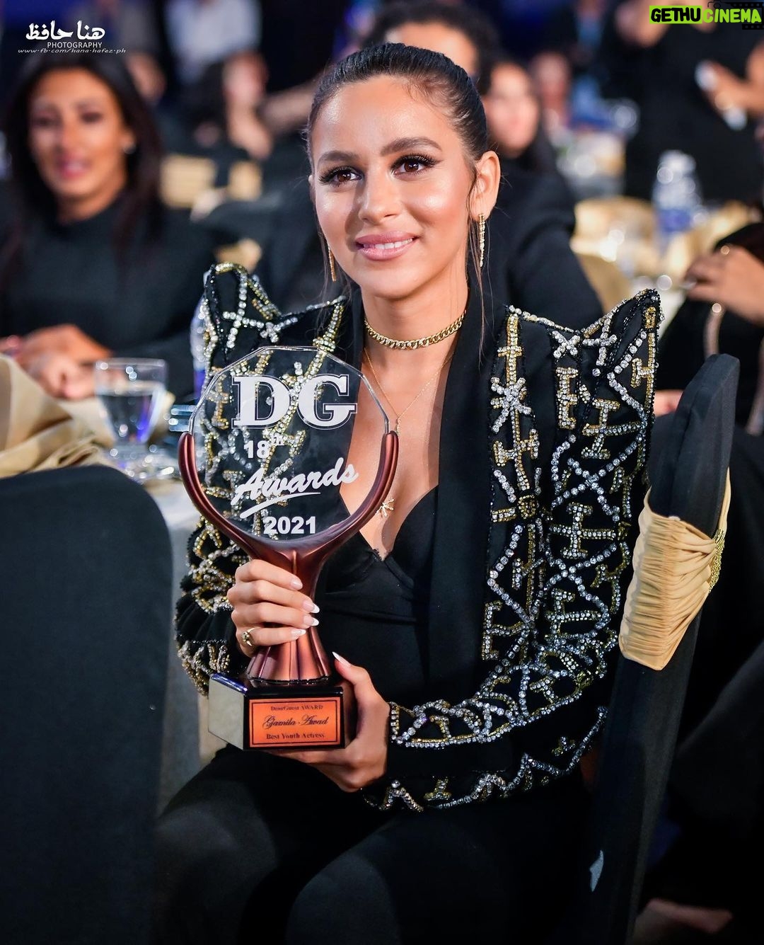 Gamila Awad Instagram - شكراً @dearguestmagazine علي جايزة احسن ممثلة شابة عن مسلسل "حرب أهلية" وشكراً لكل إللي صوتولي وعلي دعمكم ليا دايماً🤍