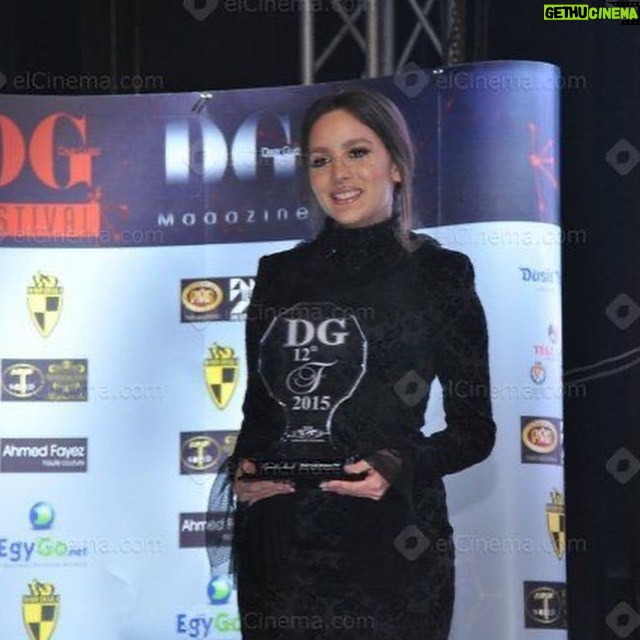Gamila Awad Instagram - الحمد لله مبسوطة جداً وفخورة بحصولي على جائزة أفضل ممثلة شابة في السينما ٢٠٢٠ عن فيلم #بنات_ثانوي شكراً مهرجان دير جيست شكراً للجمهور اللي دعمني وصوتلي شكراً للمنتج الجميل أحمد السبكي على الثقة شكراً للمؤلف أيمن سلامة والمخرج محمود كامل وجميع زملائي و كل من شارك في هذا العمل. ❤️ Over the moon for my Award as “Best Young Actress Cinema 2020” by @dearguestmagazine Thanks to my beautiful team Styled by: @khemissi_imen Dress by: @najasaade Jewelry: @elbazjewelry Makeup: @rehamkhalifaa Hair and Nails: @herabeautylounge Photo by: @norayoussef_photography